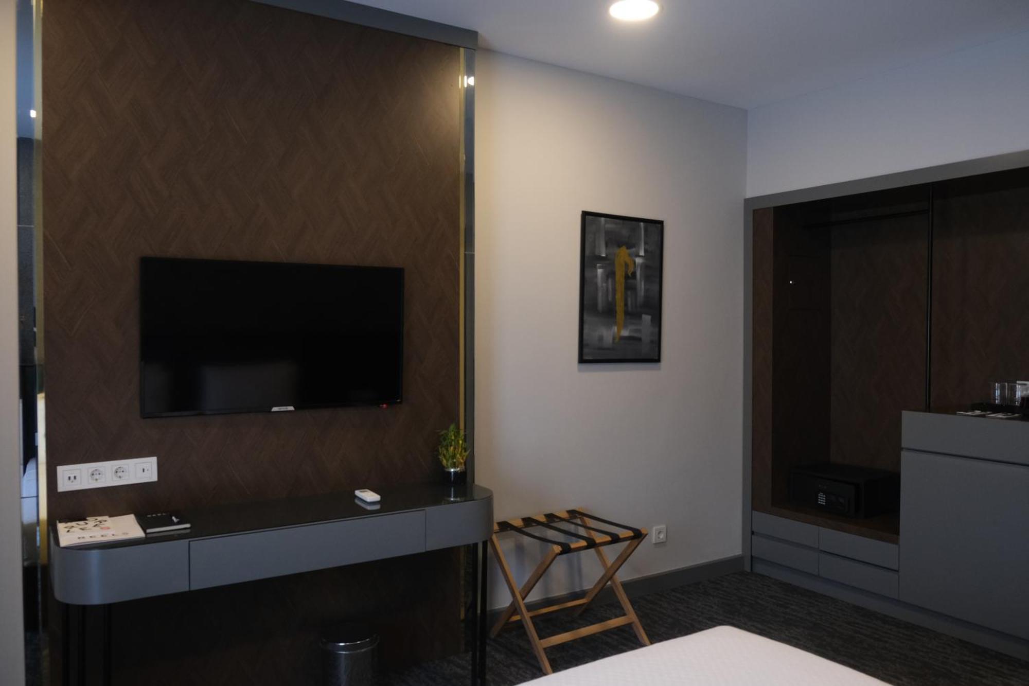 Four Reels Hotel Serdivan Phòng bức ảnh